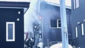 【速報】住宅の2階から噴き出す炎と煙＿住人の留守中に出火か？近くには大型書店もあり現場騒然＿消火活動続く＜北海道江別市＞