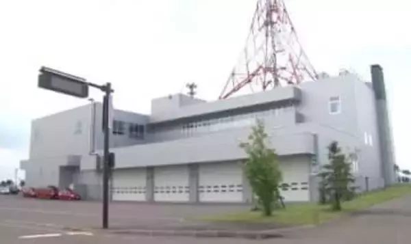 救急隊員が除雪作業で『出動指令』聞こえず現場到着8分遅れる―心肺停止の男性は病院で死亡確認―庁舎内の放送を『外部スピーカー』に切り替えるも融雪槽の音と暴風雪でかき消される＜北海道旭川市＞