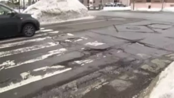 今年は多い？春の厄介者の「穴」が道路に出現…“大雪でも少雪でも”できる要因を専門家指摘『パンク』の危険も＿もしもの時どうすれば？場合によっては一部補償してもらえる可能性も〈北海道〉