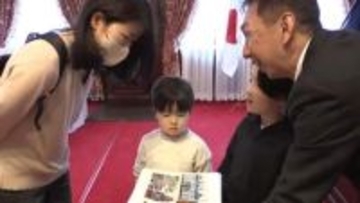観光客を歓迎！「いらっしゃいませー」ゴールデンウィークの子どもたちが「お仕事体験」こいのぼりづくりも体験_長さ6メートルの"巨大こいのぼり"は庁舎前に（北海道 旧道庁赤れんが庁舎）