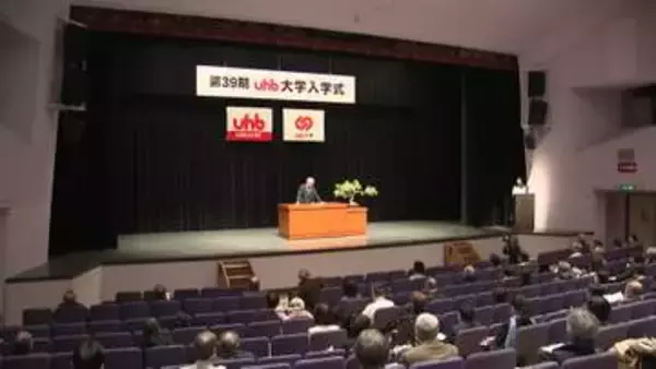 生涯学習講座「UHB大学」に50人が入学『年齢を重ねても学びたい！』50歳以上の方が学ぶ喜びを分かち合う＿UHB千須和アナウンサーがヴァイオリン演奏で入学をお祝い〈北海道札幌市〉