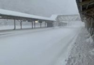 【衝撃写真】JR線路からホームまで約1メートルの高さまで雪に埋もれる…北海道を襲った“ドカ雪”で16日は特急おおぞら全便含む96本運休へ_約2500人に影響