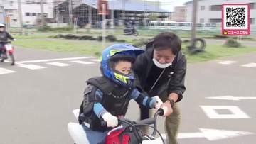 【楽しみながら交通ルール学ぼう】自動車教習所で交通安全イベント―小中学生がミニバイク体験「楽しかった！風が気持ちよかった」白バイ先導でバイクの運転マナーも学ぶ〈北海道札幌市〉