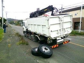 【タイヤ交換時に注意】駐在所の前で産業廃棄物積んだ大型トラックの左後輪が2本とも脱落…ドライバーの男性が前日タイヤ交換したばかり〈北海道岩見沢市〉