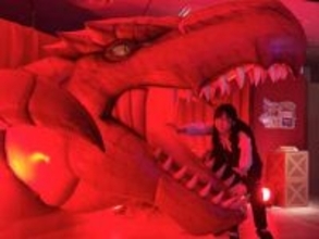 【札幌で開催中】「北海道民なら二度見？」リアルな“魔物食サンプル”に等身大のレッドドラゴン…『ダンジョン飯』九井諒子さんの魅力―展示プロデューサーが語る