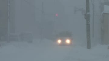 【大雪の北海道】札幌では35センチの積雪観測_高速道路では通行止めのエリアも_約220人が一夜明かした新千歳空港では92便が欠航_引き続き警戒を