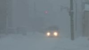 【大雪の北海道】札幌では35センチの積雪観測_高速道路では通行止めのエリアも_約220人が一夜明かした新千歳空港では92便が欠航_引き続き警戒を