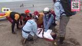 「【訓練】海の事故をどう防ぐ？人が溺れた想定で海保の潜水士とライフセーバーの水上バイクが一緒に捜索…待機する救急隊に引き継ぐ連携を確認〈小樽市のドリームビーチで合同訓練を実施〉北海道」の画像1