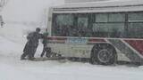 「【JR 426本運休】ドカ雪で交通が大混乱  立ち往生のバスを観光客が押す姿も JRは特急やエアポートが運休 新千歳空港では40便が欠航へ 高速道路でも通行止めが相次ぐ 北海道」の画像1