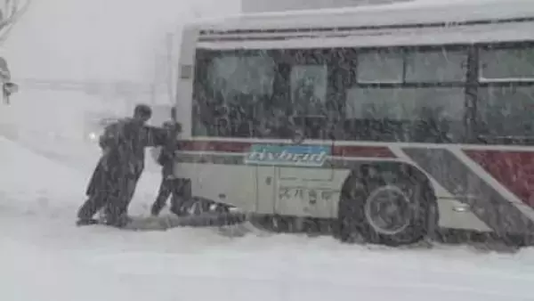 【JR 426本運休】ドカ雪で交通が大混乱  立ち往生のバスを観光客が押す姿も JRは特急やエアポートが運休 新千歳空港では40便が欠航へ 高速道路でも通行止めが相次ぐ 北海道