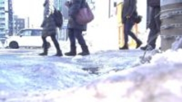 【ツルツル路面で転倒者増加】今年の救急搬送車は昨年の1.4倍に…市民「こけない方法教えて」19日夜以降は気温が大幅に上がり、路面状況が大きく変化する予想＜北海道札幌市＞