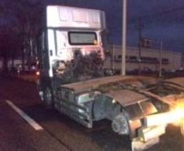 【また左側】「事故前に異常は感じなかった」トレーラーヘッドの左後輪からタイヤ2本が脱落…1本は対向車線のトレーラーに衝突＿もう1本はそのまま転がり歩道で停止＜北海道苫小牧市＞