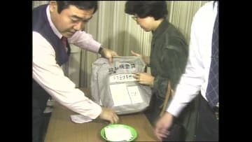 【冬のボーナス…浪費は禁物？】街で聞いたら「いまは貯金の時期」「消費には回さない」「年金あてにできないので半分は投資」_昭和・平成のボーナス事情を振り返ると職員が机の上で札束をひらひらと…〈北海道〉