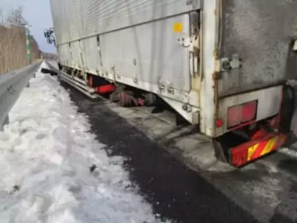 高速道路を走行中のトラックの左後輪から"ダブルタイヤ"脱落＿衝突事故やケガ人なしも路面が削れる被害＿60代ドライバー「11月上旬に自分で冬タイヤに交換した」警察が注意を呼びかけ〈北海道森町〉