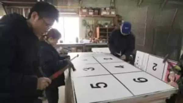 『もうちょっと早めに解散をにおわせていただけると…』選挙ポスター掲示板の製作会社も大忙し！自治体からの注文は1000枚＿衆議院解散の23日頃までに全て発送するべく"社員総出"で作業＜北海道森町＞