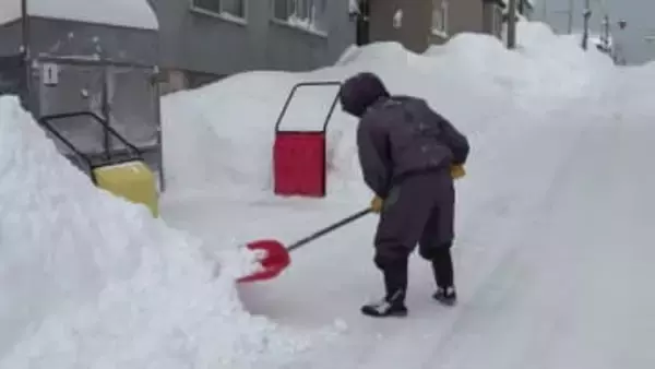 「朝2時から除雪。毎日毎日大変だべや」市民もグッタリ【日本海側で大雪】 24時間降雪量は稚内空港で24センチー22日朝までに多いところで50センチの大雪も…交通障害に警戒を〈北海道〉