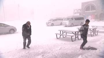 【雪の季節到来】札幌市内の平地も雪景色に 峠は一面の銀世界…カー用品店はタイヤ交換で混雑「30台分全て埋まっている」…11月はタイヤ脱落事故が急増 自分で交換する際の注意点は〈北海道〉