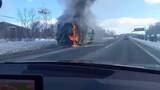 「【速報】新千歳空港に近い高速道路で路線バスが炎上…ケガ人おらず乗客乗員は全員避難済み＿恵庭ICと千歳IC上下線で通行止め＜北海道＞」の画像1