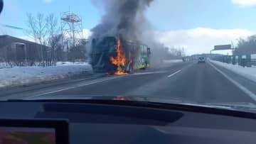 【速報】新千歳空港に近い高速道路で路線バスが炎上…ケガ人おらず乗客乗員は全員避難済み＿恵庭ICと千歳IC上下線で通行止め＜北海道＞
