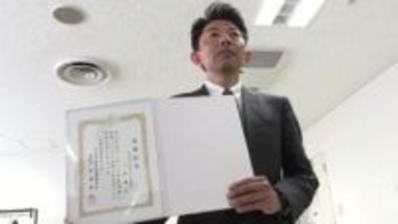 【16年ぶり市長交代】5期目目指した現職破り初当選の上野庸介氏に当選証書「地域経済、暮らし、人、行政組織の4つの柱を回転させてマチづくり進める」任期は21日から〈北海道帯広市〉