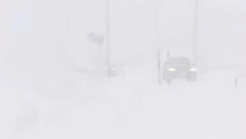 【日本海側で大雪】早くもホワイトアウト状態…札幌市北区で降雪約20センチ「車出せなくて困ってる」今季初の雪かきに追われ…JR札幌～旭川間で8本運休〈北海道〉