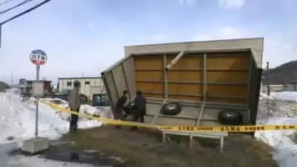 強風でバス停が…高さ幅とも約2メートルのトタン製の待合所が倒壊…芦別市内で今年一番の“最大瞬間風速17.2メートル”―留萌市では雪の重みで空き家の一部が倒壊〈北海道〉