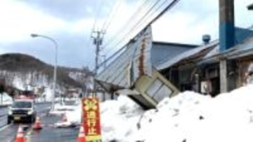 強風でバス停が…高さ幅とも約2メートルのトタン製の待合所が倒壊…芦別市内で今年一番の“最大瞬間風速17.2メートル”―留萌市では雪の重みで空き家の一部が倒壊〈北海道〉