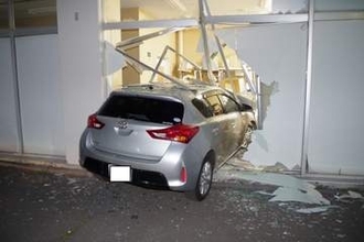【高齢ドライバー事故】スーパーの壁に突き刺さる車　70代女性「ブレーキとアクセルを間違えた」〈北海道札幌市〉