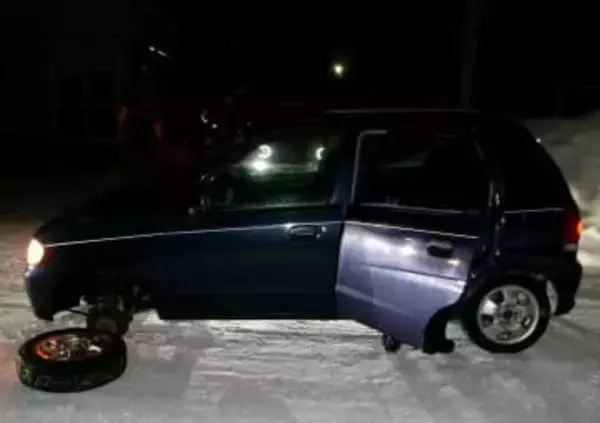 「氷がついていると思い気にしていなかった」50代女性が運転する軽乗用車の前タイヤ脱落＿バックの際に外れる＿自ら交換→増し締め→車検通るも…警察「異音がした場合はすぐに安全な場所に停車を」北海道旭川市