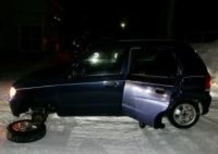 「氷がついていると思い気にしていなかった」50代女性が運転する軽乗用車の前タイヤ脱落＿バックの際に外れる＿自ら交換→増し締め→車検通るも…警察「異音がした場合はすぐに安全な場所に停車を」北海道旭川市