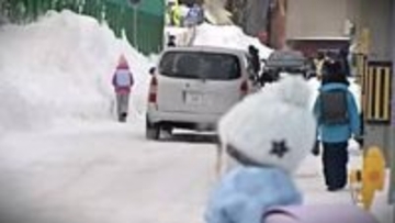 【災害級ドカ雪１週間】道路脇にそびえる巨大雪山の谷間で車道歩く児童たち…路線バスが復旧するもまだまだ影響残るデコボコ路面＜北海道札幌市＞