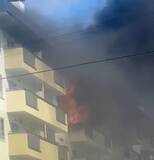 「【速報】激しく立ち上る煙と炎…5階建ての共同住宅から出火…消防車など15台が出て消火活動中＜札幌市南区真駒内＞」の画像1