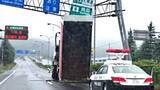 「【国道337号が一時騒然】 ダンプカーの荷台が標識に衝突―運転席は大きく傾き道路標識は支柱ごと折れ…札幌へ向かう高速道路の入り口付近で約5時間20分にわたり通行止め〈北海道小樽市〉」の画像1
