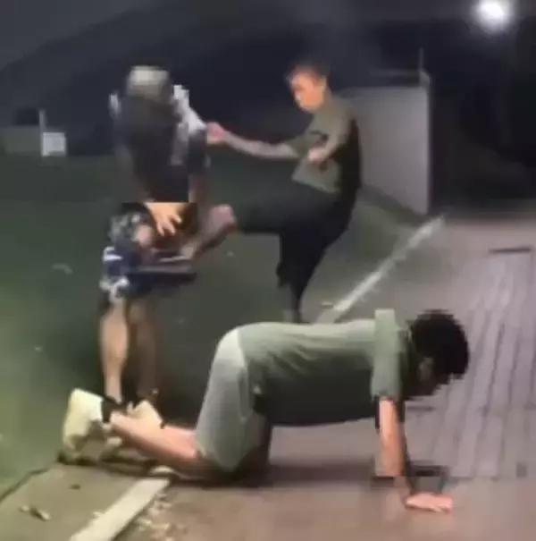 タバコ片手に無抵抗の男性の顔や頭などを何度も蹴り続ける…31歳会社員の男を暴行容疑で逮捕「男が暴力を振るっている動画を見た」逮捕のキッカケはSNS動画〈北海道苫小牧市〉