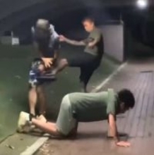 タバコ片手に無抵抗の男性の顔や頭などを何度も蹴り続ける…31歳会社員の男を暴行容疑で逮捕「男が暴力を振るっている動画を見た」逮捕のキッカケはSNS動画〈北海道苫小牧市〉