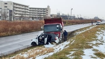 【凍結路面での悲劇】乗用車がダンプカーと衝突し大破…運転していた50代とみられる男性が死亡…現場はゆるやかな下り坂で凍結…気温低下で路面状況に注意！＜北海道札幌市東雁来町＞