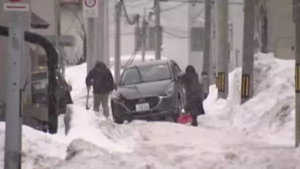 【強風・記録的高温で影響】強風でバスの待合所が倒れる…札幌では生活道路がザクザク路面に“スタック”したまま放置された車には「埋まっていて通れません」という張り紙も〈北海道〉