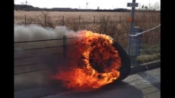 釧路湿原周辺で“タイヤ”による火事発生…21日正午に「タイヤが燃えて草に燃え移りそう」との通報_タイヤは走行中のトラックから脱落したもの_火は通報から1時間半後に消火