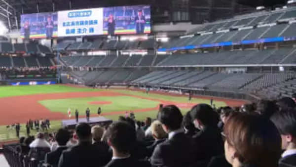 エスコンフィールド球場で"20歳の門出を祝う会"を開催＿きつねダンスやファイターズ選手からのビデオメッセージも披露＿華やかに爽やかに大人の仲間入り＜北海道北広島市＞