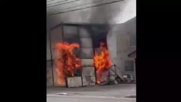 【周辺の住宅へ延焼】プレハブから出火“激しい黒煙とともに火炎噴出”消防車11台出動も火の勢い強く未だ鎮火せず…消火活動続く～けが人なし〈北海道札幌市〉