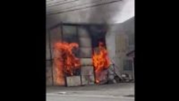 【周辺の住宅へ延焼】プレハブから出火“激しい黒煙とともに火炎噴出”消防車11台出動も火の勢い強く未だ鎮火せず…消火活動続く～けが人なし〈北海道札幌市〉
