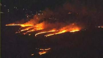 【映像】夜の大地をのみ込む炎…北海道根室市で止まらない野火火災＿約400ヘクタール焼き、いまも拡大中