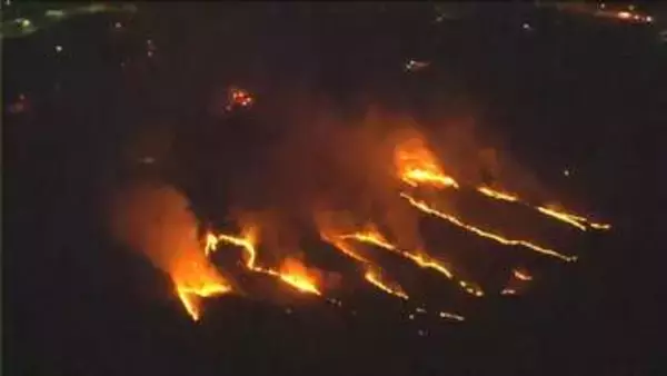 【映像】夜の大地をのみ込む炎…北海道根室市で止まらない野火火災＿約400ヘクタール焼き、いまも拡大中