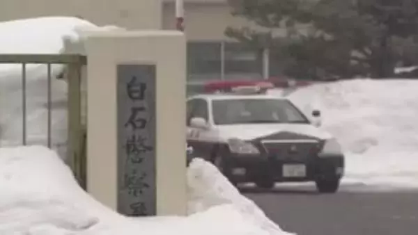 雪解けが進む札幌の路上＿20代女性がすれ違いざまに男に上半身を触られる＿男はそのまま逃走＿短めの金髪の男の行方を追う〈北海道札幌市〉