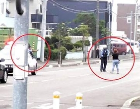 『刃物を下ろせ！』警察官が拳銃を構えて警告＿路上で刃物を持った不審人物を取り押さえる＿住宅街が緊迫＿ケガ人なし＜北海道恵庭市＞