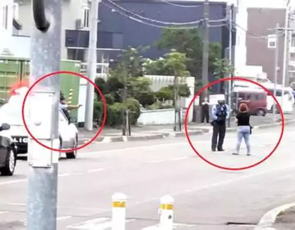 『刃物を下ろせ！』警察官が拳銃を構えて警告＿路上で刃物を持った不審人物を取り押さえる＿住宅街が緊迫＿ケガ人なし＜北海道恵庭市＞