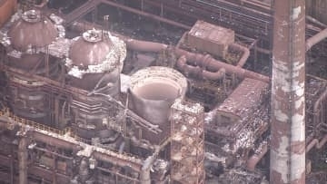 【衝撃映像】「家が振動するような感じの爆発音」レンガなどが周囲に飛び散る＿室蘭の製鉄所で大規模爆発…内部温度1200℃の「熱風炉」が崩落＿周囲には大量のがれき散乱と焼けた車も〈北海道室蘭市〉