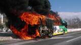 「【緊迫の瞬間】『空港連絡バス』が炎上「あつっ」通過する時にも熱が…新千歳空港行きの乗客乗員41人のバスが炎に包まれる＿エンジンルーム付近から出火か“燃料漏れ”の可能性を指摘する声も〈北海道千歳市〉」の画像1