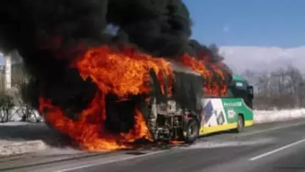 【緊迫の瞬間】『空港連絡バス』が炎上「あつっ」通過する時にも熱が…新千歳空港行きの乗客乗員41人のバスが炎に包まれる＿エンジンルーム付近から出火か“燃料漏れ”の可能性を指摘する声も〈北海道千歳市〉