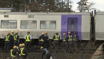 【JR車両から大量の白煙】下りの特急列車「宗谷」がJR函館線の線路上で停止…原因は“油漏れ”乗客120人は代行バスで旭川へ～特急7本含む25本運休 〈北海道岩見沢市〉